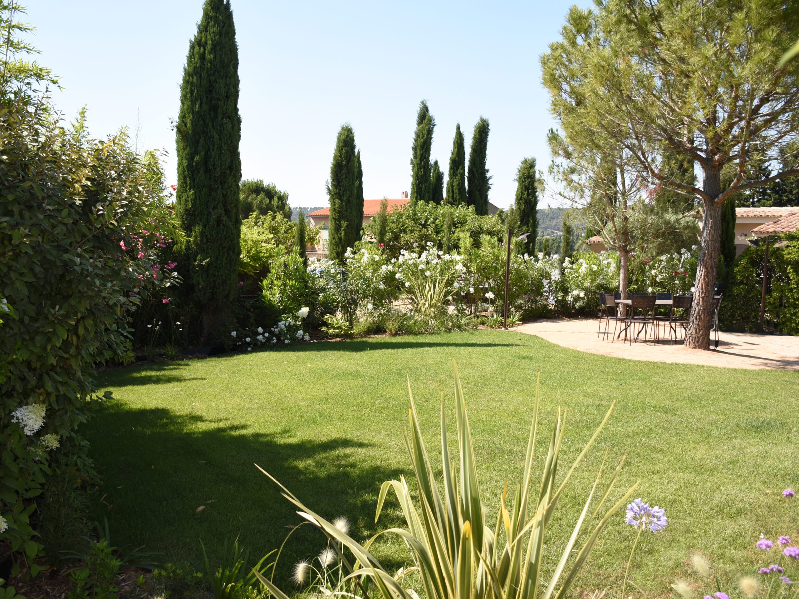 Aménagement espace vert extérieur jardin moderne