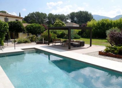 Aménagement d'un jardin extérieur avec piscine et terrasse