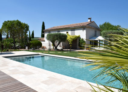 Aménagement d'un jardin moderne extérieur avec piscine