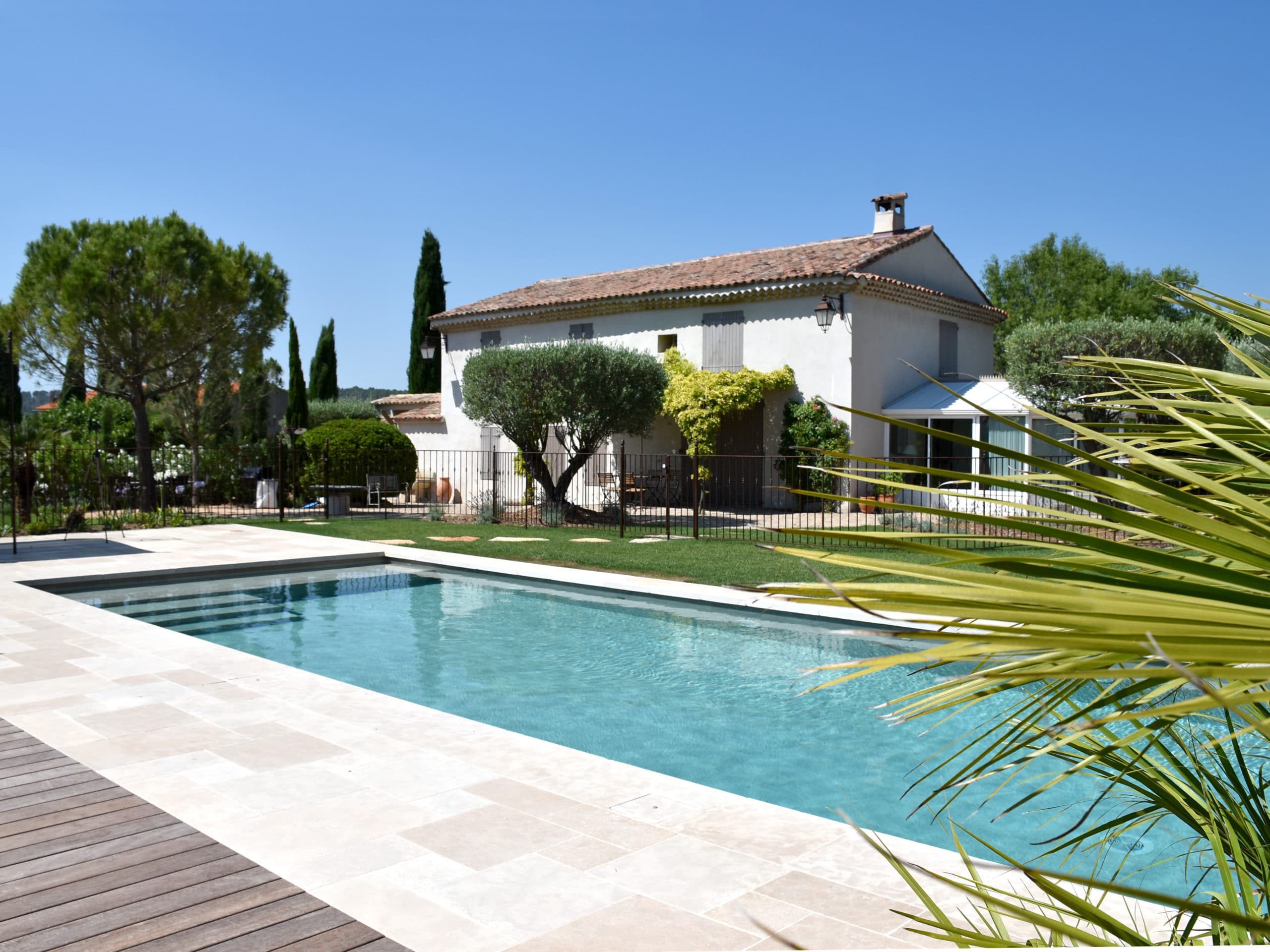 Aménagement d'un jardin moderne extérieur avec piscine