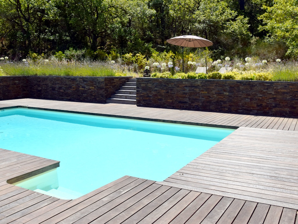 Conception de jardin moderne avec escalier et terrasse