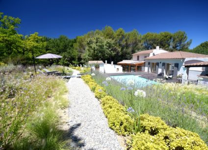 Conception de jardin paysager avec traverse en pierre