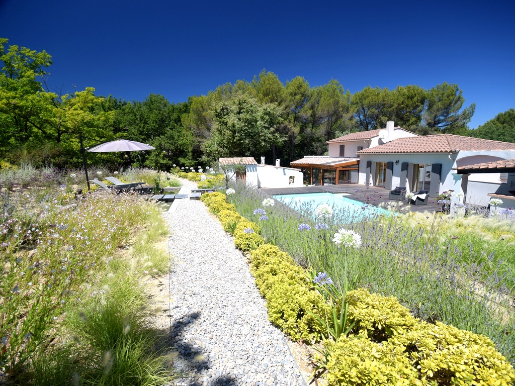 Conception de jardin paysager avec traverse en pierre