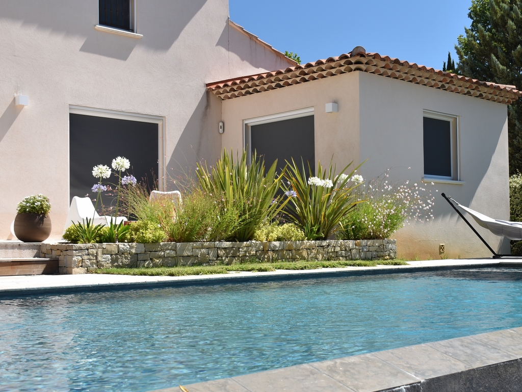 Création jardin zen autour d'une piscine