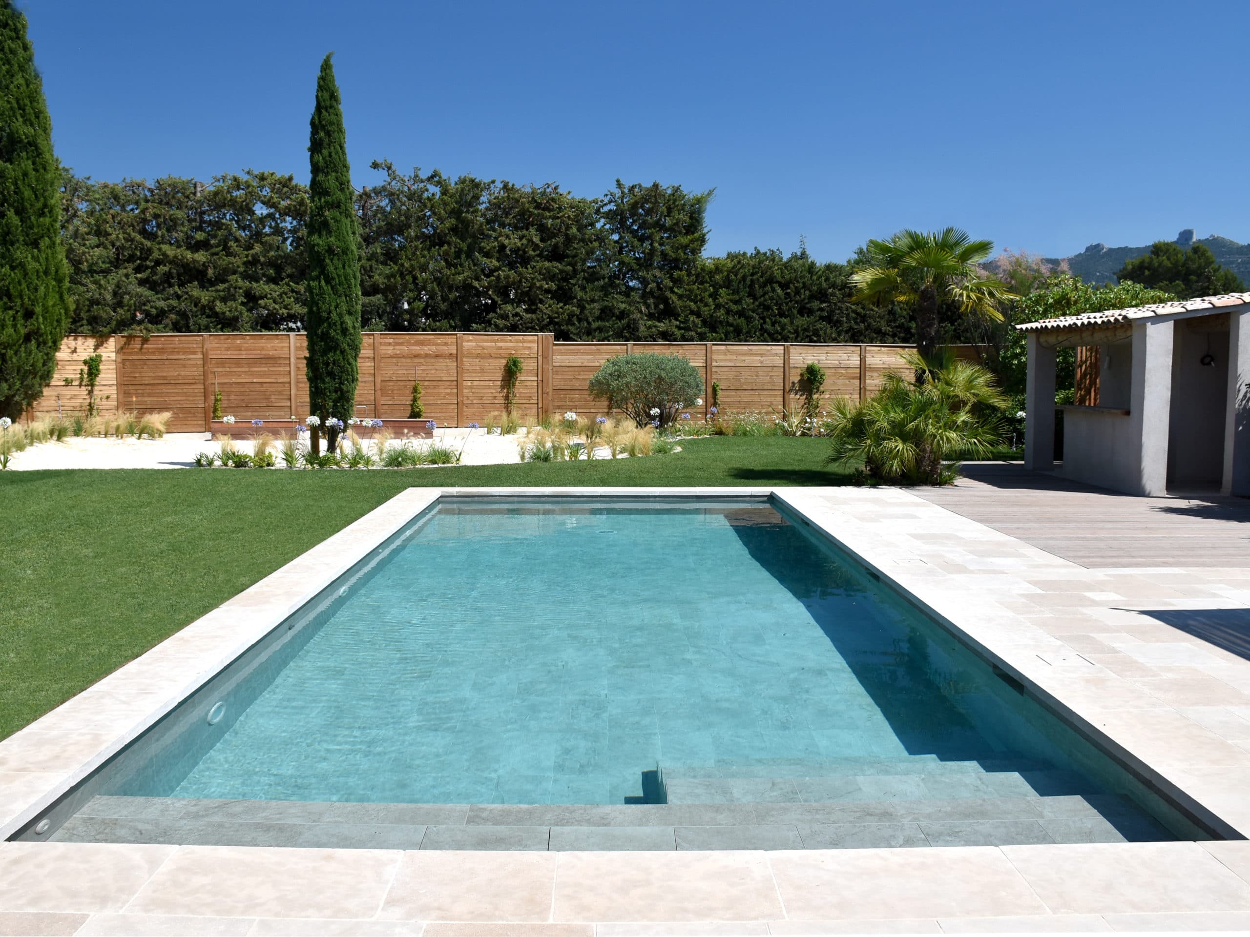 Construction d'une piscine vue ensemble