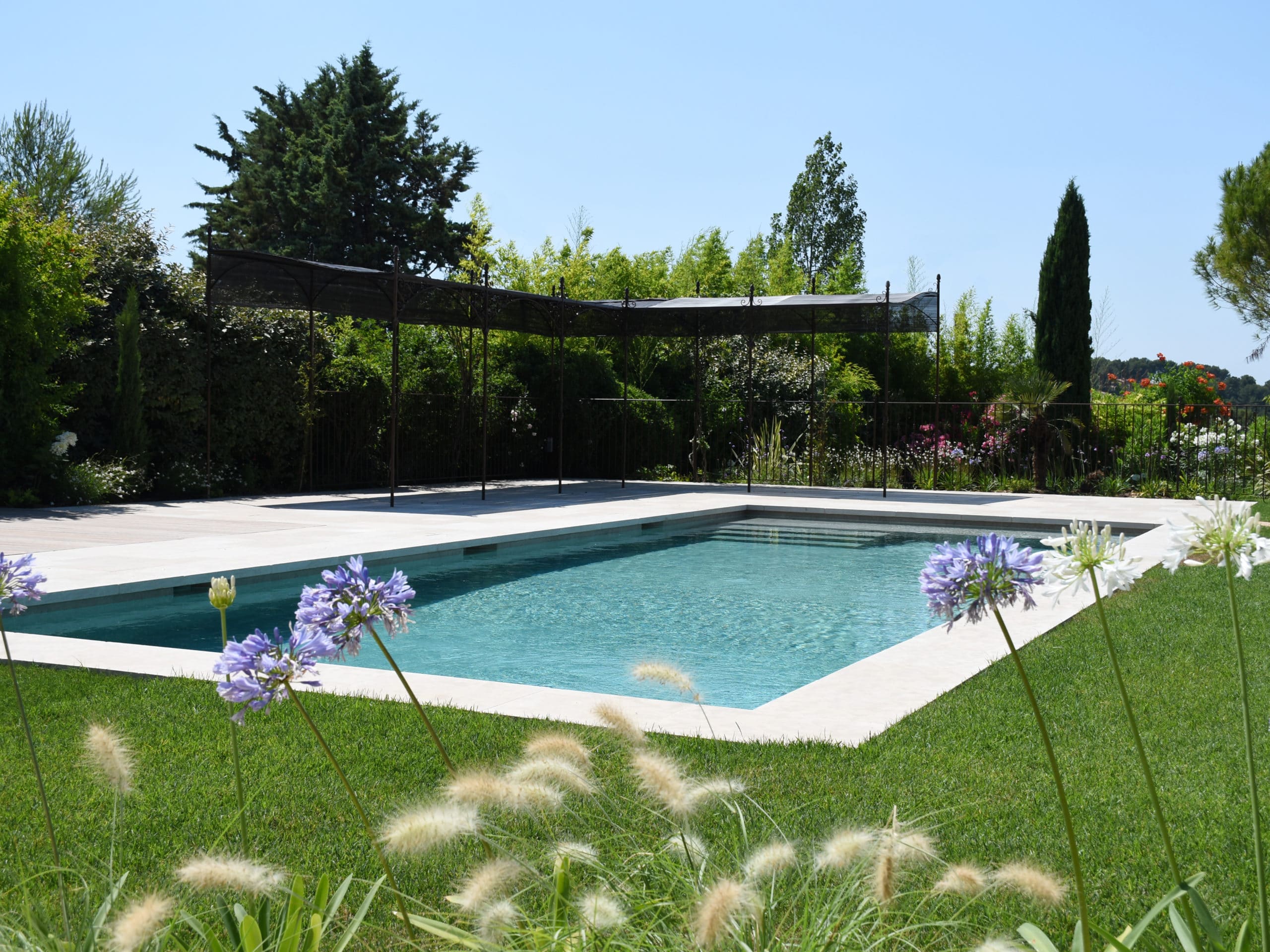 Construction d'une piscine avec fleurs agapanthe