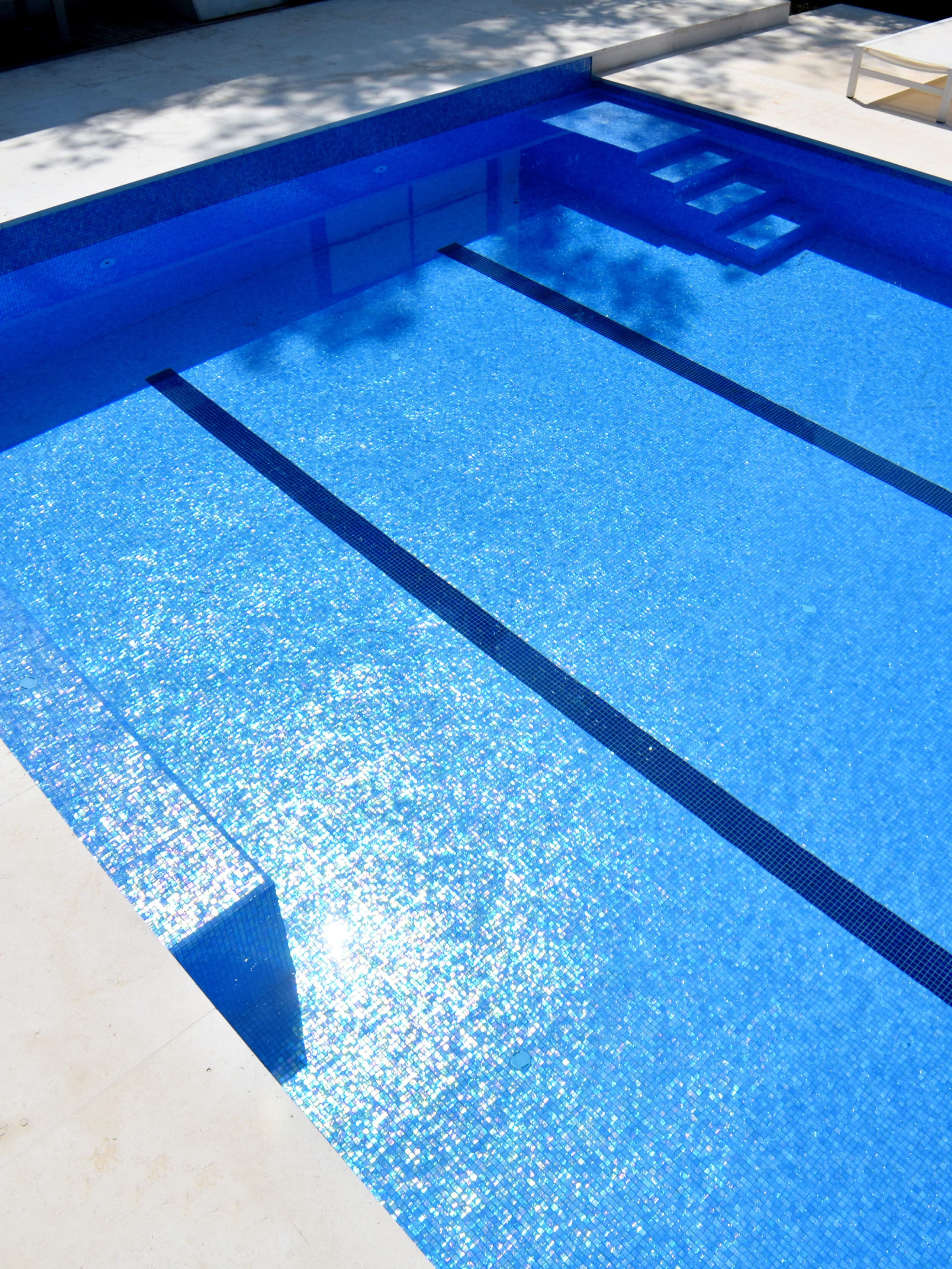 Construction d'une piscine carrelée avec escalier