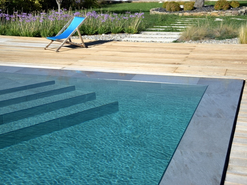 Construction de piscine réalisation d'une mini plage