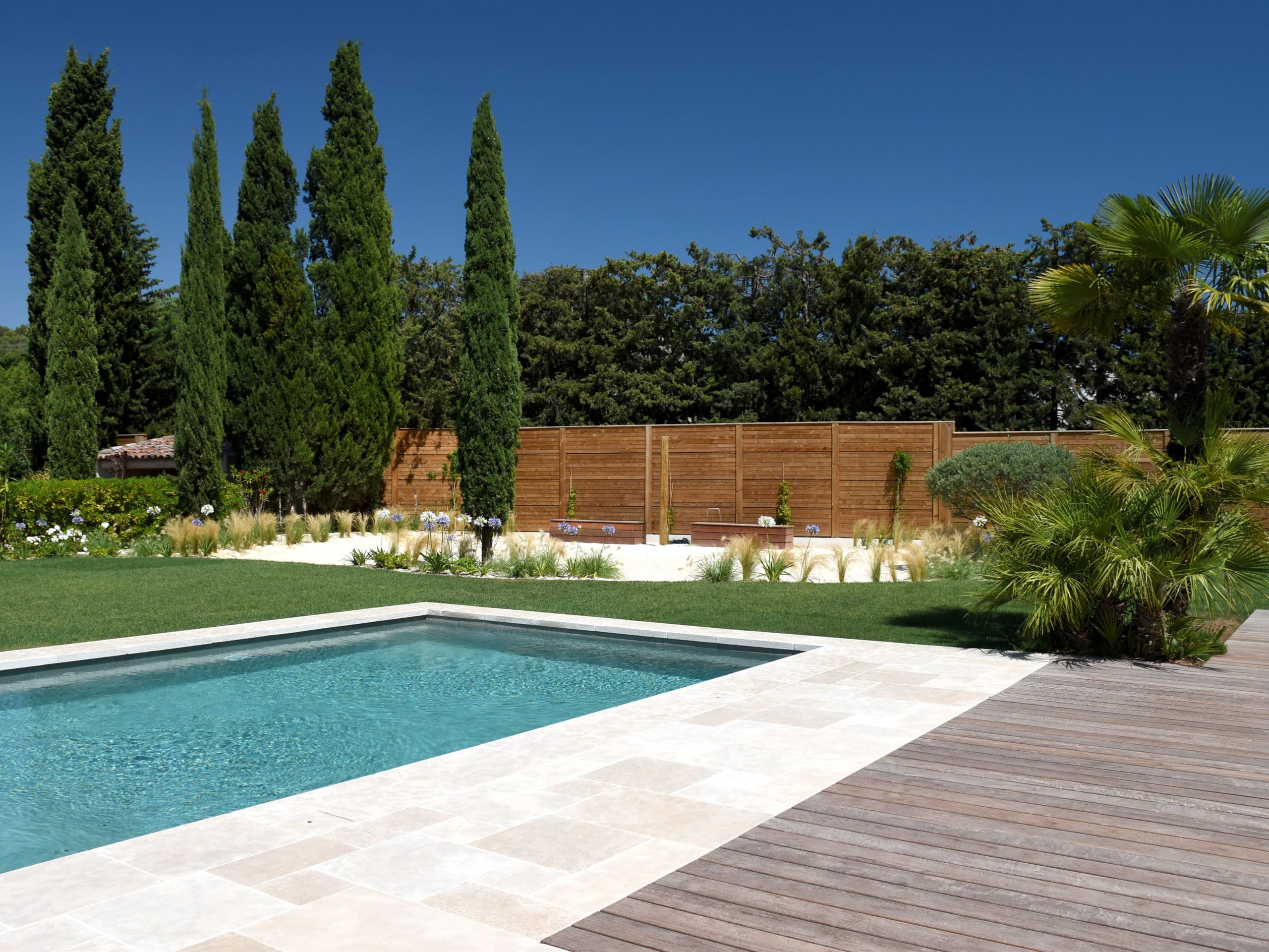 Construction d'une piscine avec terrasse et jardin