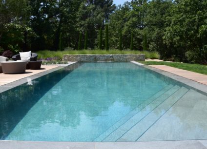 Construction d'une piscine traditionnelle avec jardin