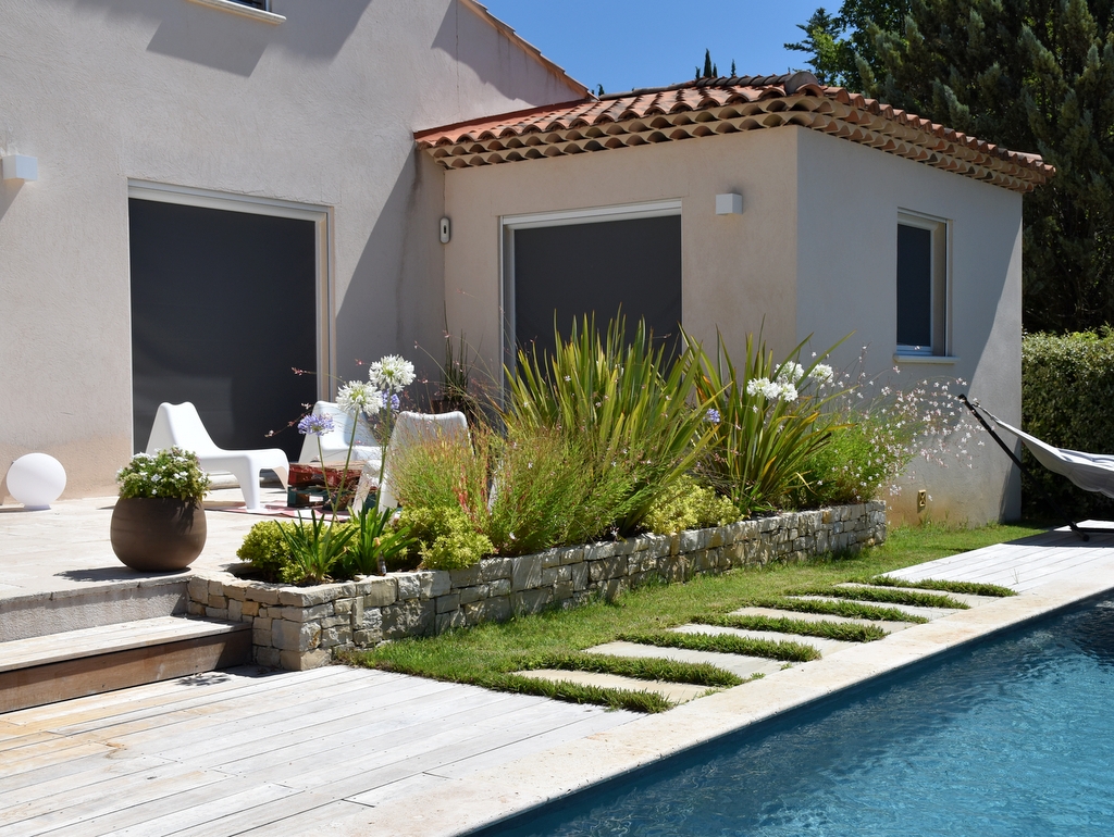 Création de jardin extérieur terrasse autour d'une piscine haut de gamme