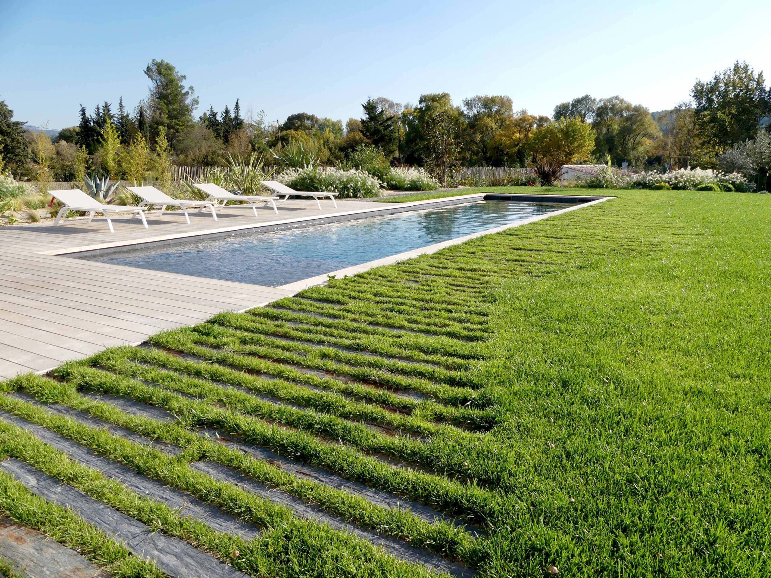 Jardin sur mesure avec chemin en schiste