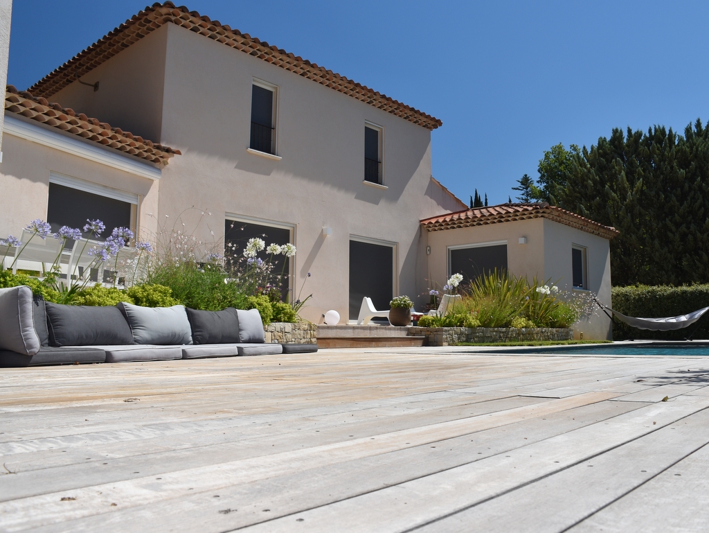 Construction piscine terrasse en bois blanc