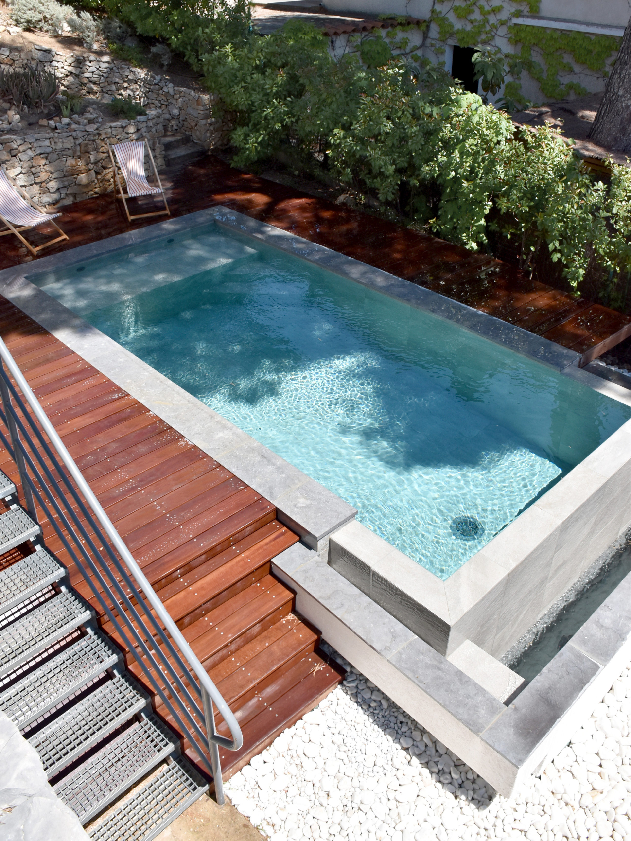 Piscine à débordement terrasse en bois image réalisation