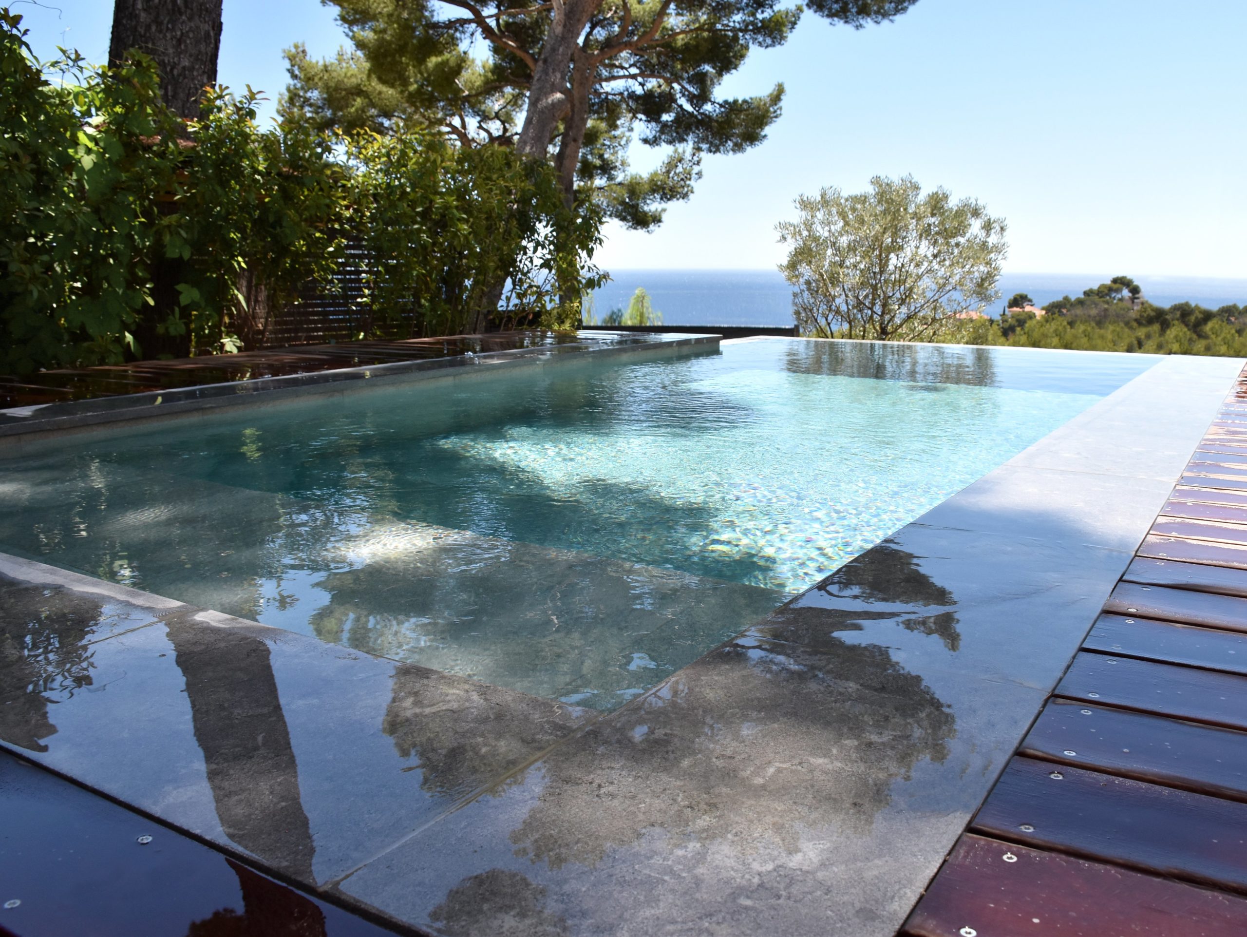 Piscine en béton avec carrelage