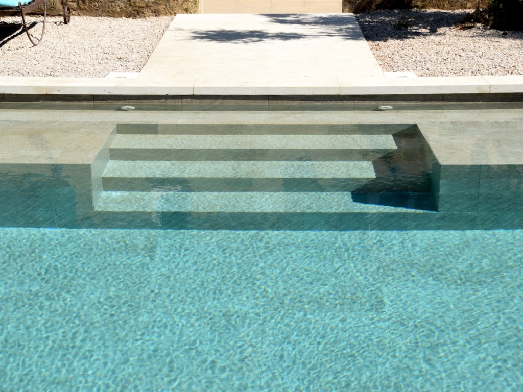 Piscine carrelée avec escalier