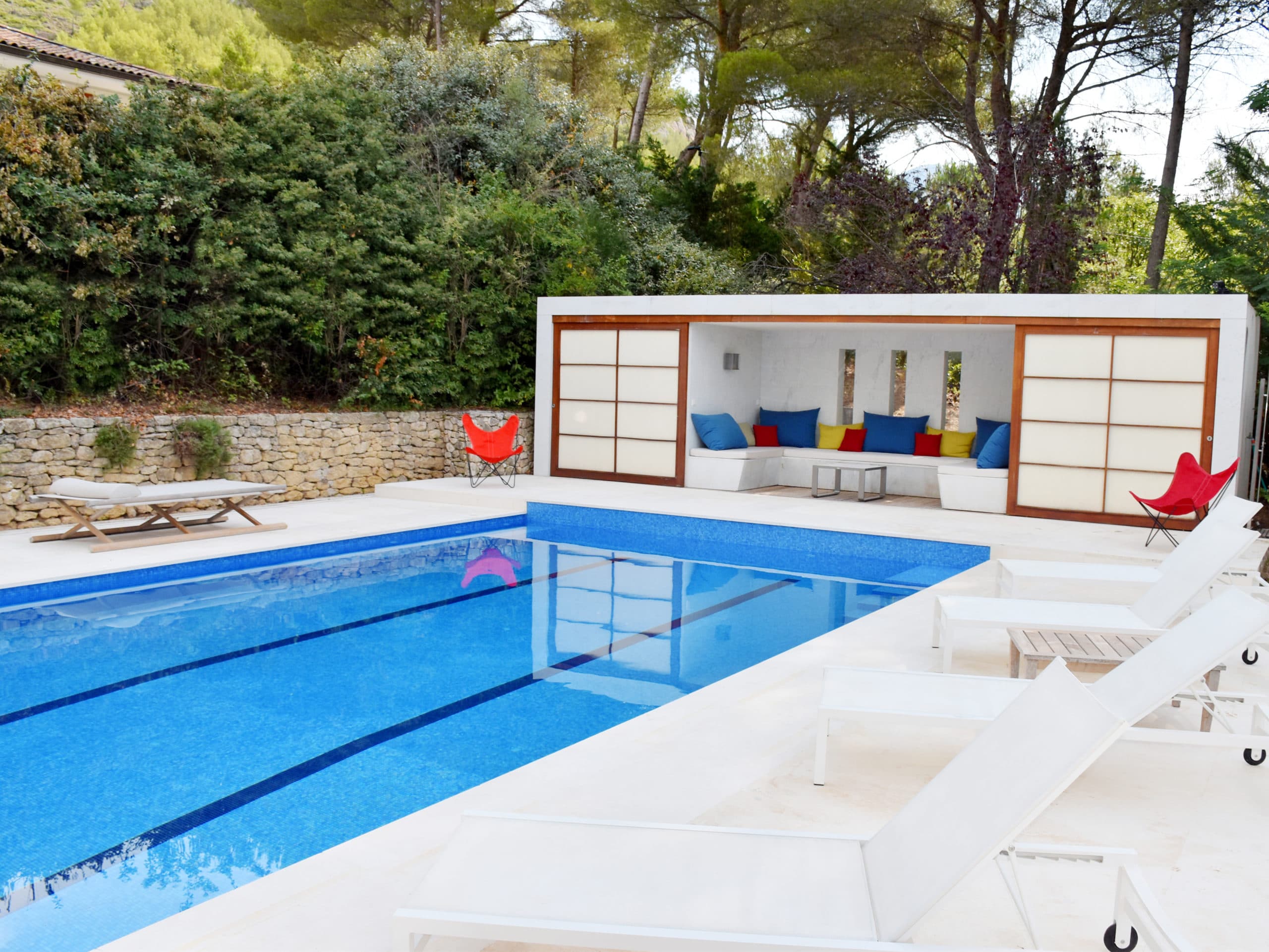 Piscine haut de gamme vue sur coin détente