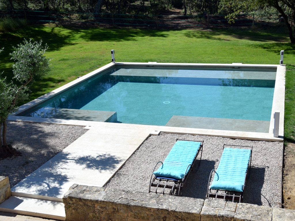 Piscine de luxe avec transat au soleil