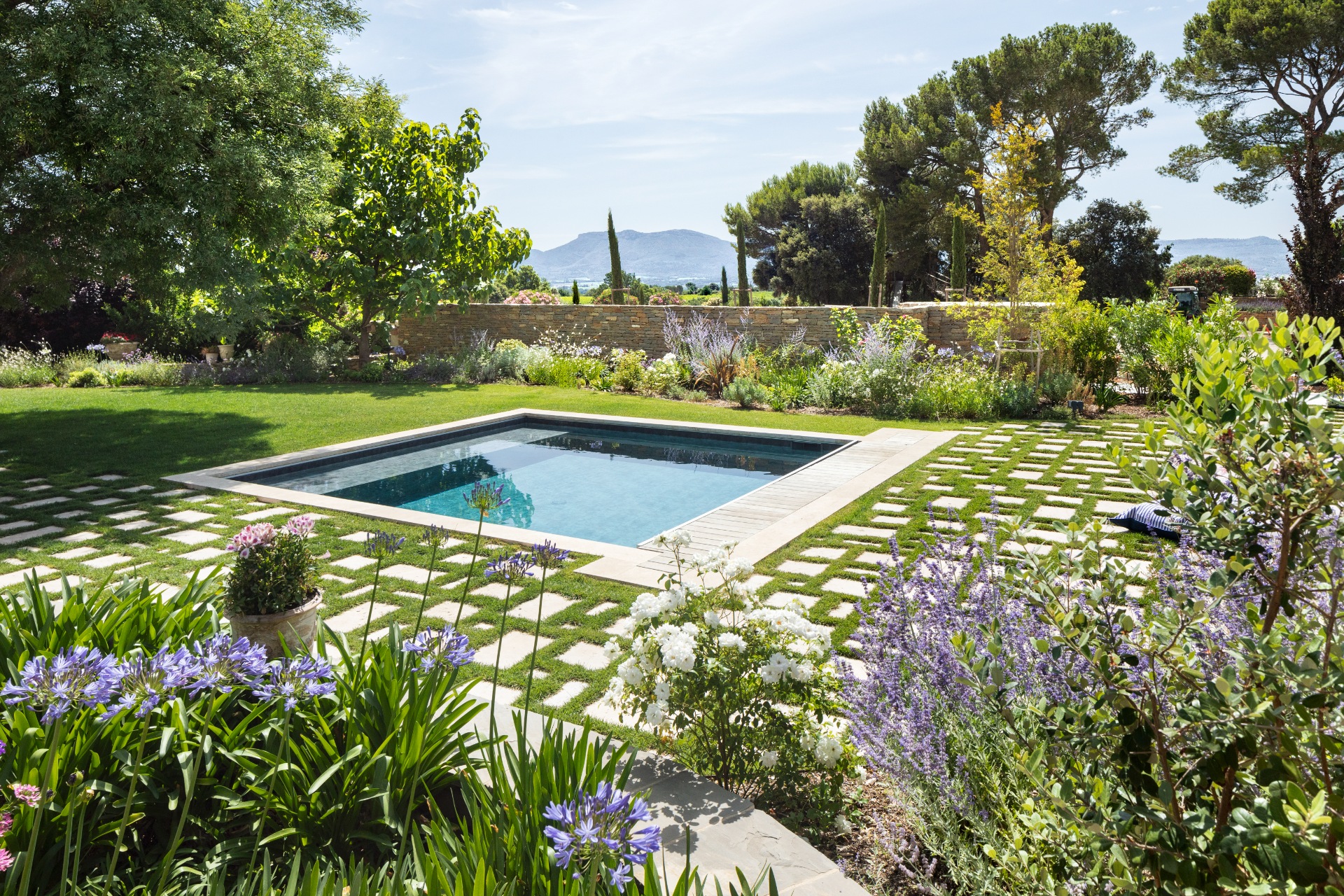 Piscine jardin provençal