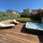 Intégrer un jacuzzi à une terrasse en bois