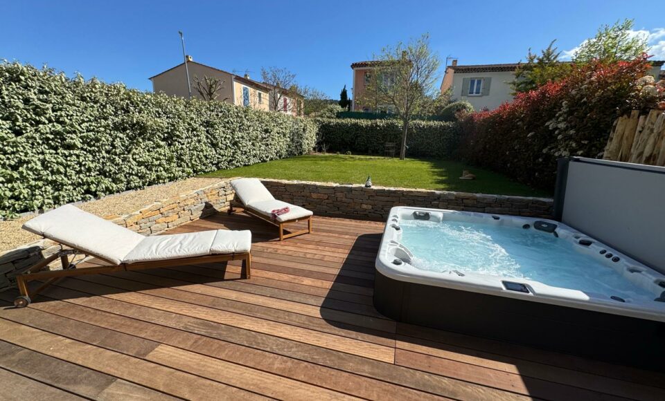 Intégrer un jacuzzi à une terrasse en bois
